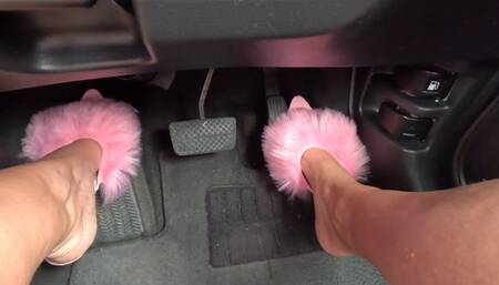 I press the pedal Honda in pink heels