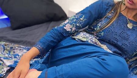 Pakistani Bhabi Aaliyah Yasin Rubs Her Pussy Until She Cums
