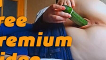 Студентка ебется в общаге с огурцом