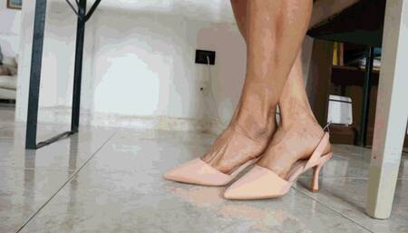 Toe wiggling in in your Shoes MP4 (1920x1080) FHD