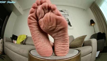 Latina GILF, high arches and super wrinkly soles - MP4