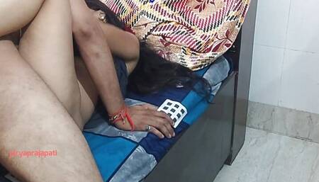 Ghar me akeli reels dekhte hue bhabhi ko chod diya