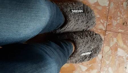 FLUFFY SLIPPERS AND NATURAL FEET