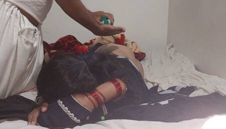 Nokar ne Malkin ko choda servent gives massage and fucked his madam