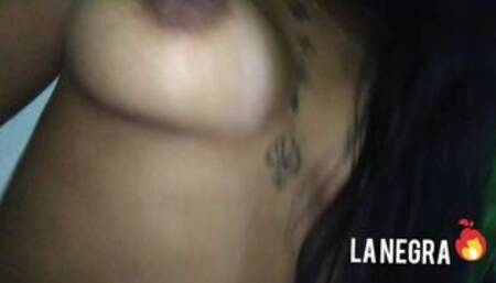 CASERO MORENA LATINA MUESTRA SU CULO GRANDE, MORENA BIG ASS