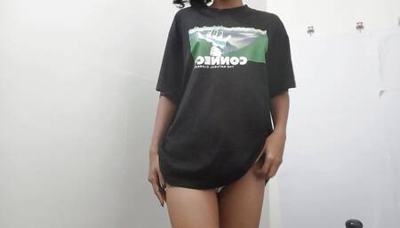 I masturbate my delicious pussy watching porn on my cell phone until I squirt full creampie