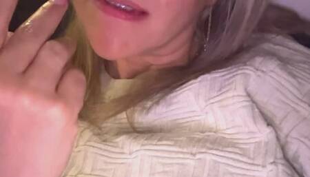 Petite douceur devant la télé en se masturbant