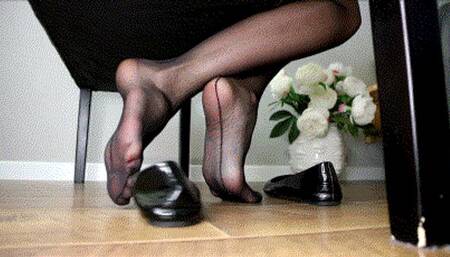 Tonight she play in your favorite lacquered ballet flats MP4