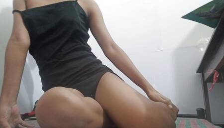 Cute Asian Masturbates on Cam