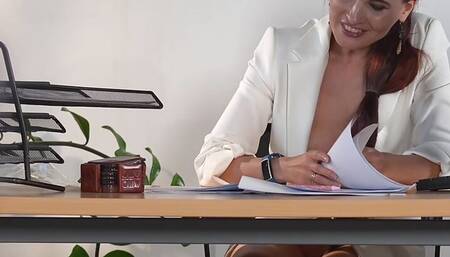 I invited the Handyman to watch how I'm masturbating