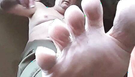 super exhib toes and my fat body and jerk off at the outdoor cabin