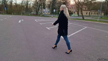 Shoe theft in the parking lot HD mp4 1920x1080