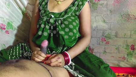 Renu bhabhi paroshi devar ke lund me kiss kar ke bur me chudai karwai