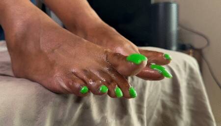 “Missprettytoes green apple toes Close up wiggles”