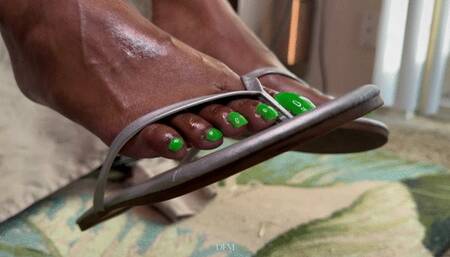 “Missprettytoes green apple toes Shoe dangle”