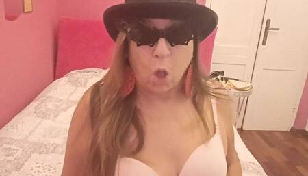 Veronica Rossi Official - She Jokes with Her Fans