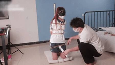 xy222-Barefoot Chinese girl tied to a pole with her feet hanging behind her and orgasmed with a vibrator