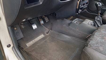 Starting car while pumping pedals with your barefoot and dirty feet (3)