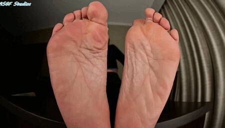 GILF s soles back for a rub down - MP4