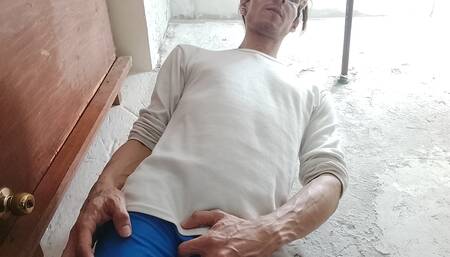 A sportsman enters the bathroom of an old church: Raba Erre Big