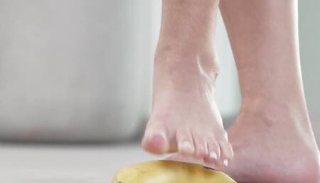 4K HOT FOOTFETISH! Crushing fruits with bare feet and high heels!