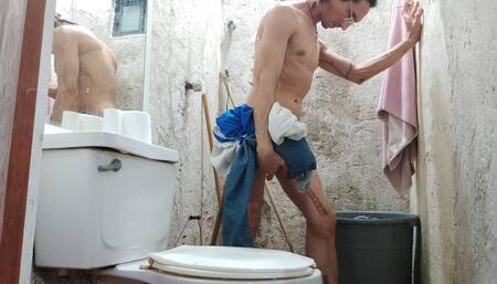 The slave by his master to throw away the cigarette and wash his hand naked: Raba Erre Big