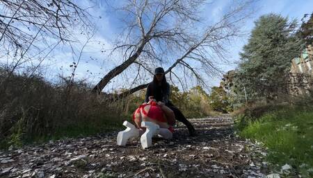 Sodomie dehors pour ma Pisseuse habillée en tenue de Chaperon rouge