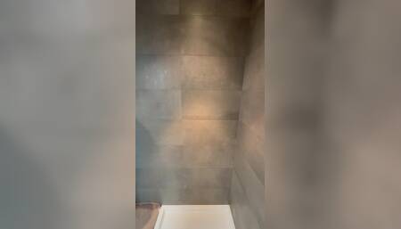 Sloppy blowjob???? onder de douche, met een heerlijke lekkere lading???????? aan het einde en ze slikt alles braaf ????..