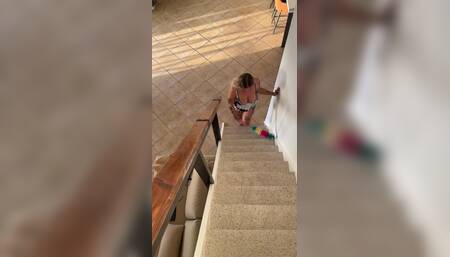 Cleaning lady sucks dick