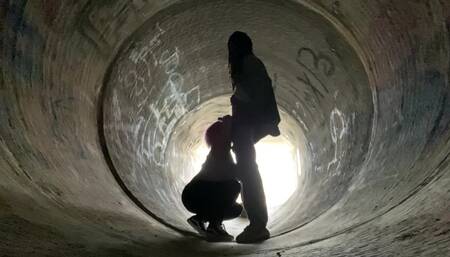 Tunnel blowjob