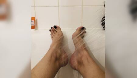 My Feet Under the Shower. Mes pieds sous la douche.