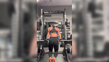 Pumping muscle goddess