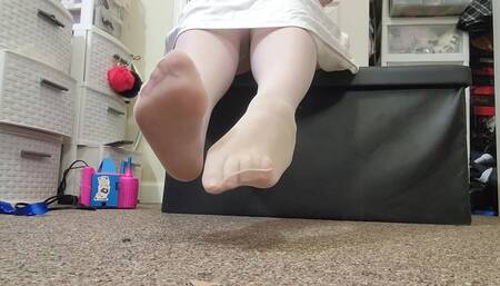 White Stockings : Feet & Toe Tease