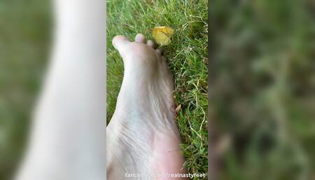 Close up dirty footsoles! ???????? Rubbing my feet trough the grass and see the dirty results…. ????