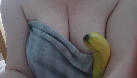 Nasses Spiel mit einer Banane