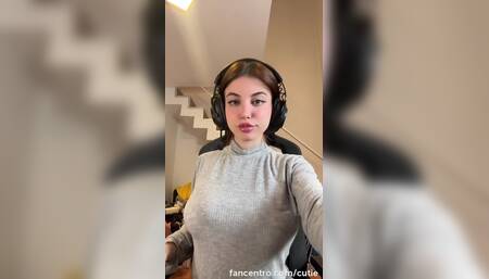 Have you seen a gamer girl touching herself before? ????????