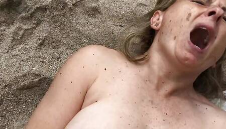 Luna gets tan at the beach