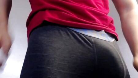 I masturbate while looking at the neighbor Ami out the window while she bends over