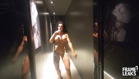 Amandha Fox with extreme dildo and squirting fountain