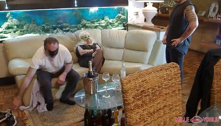 Franco and a friend of his arrive home and find the dirty girl already hot