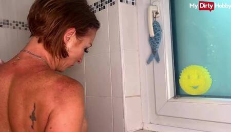 Wench's shower blowjob smut