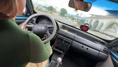 Karlotta puts fuel and the battery of the Fiat 1