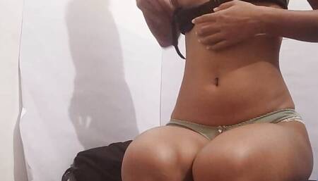 Desi girl showing boobs and fingering sex video