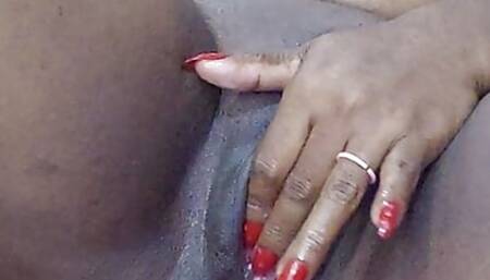 desi hot wife solo fingering & pisso on