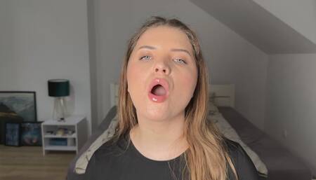 Blonde girl and lot of lip gloss (1080p)