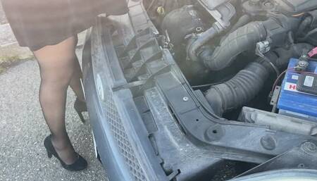 PEDAL PUMPING THE CAR HAS PROBLEMS, THE MECHANIC HELP ME AND I THANK HIM WITH A BLOWJOB