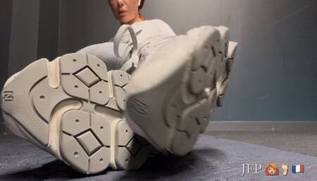 NEED A JOCK TO SNIFF MY FEET