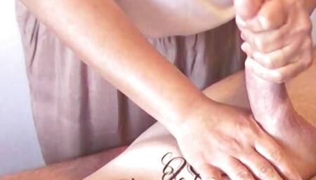 Relaxation session with handjob and cumshot in massage parlor