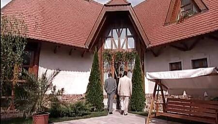 Ce posto per te Sc 3 full threesome scene