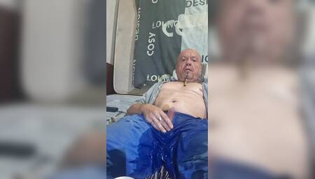 After a good beer, I play with my pee into my pants and all on me!